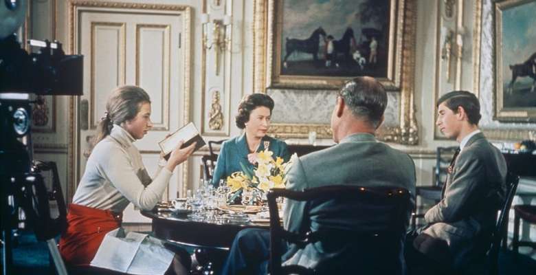 В интернет попал запрещенный к показу фильм о королевской семье 50-летней давности. О нем снят эпизод «Короны»