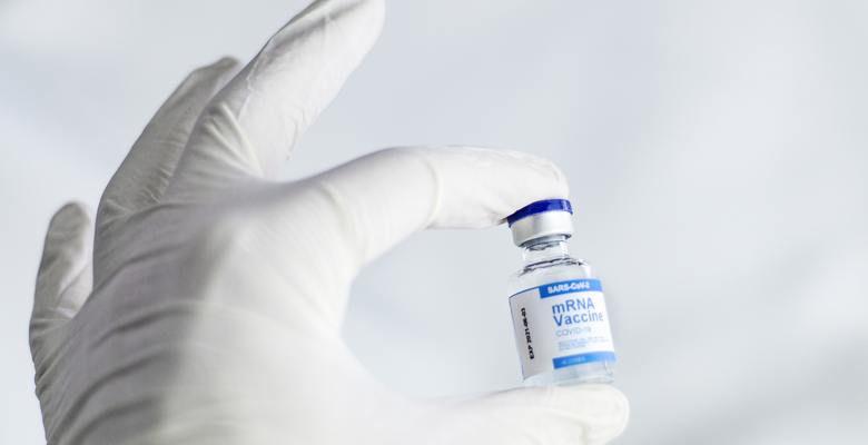 Британцам младше 40 лет предложат альтернативу вакцине AstraZeneca из-за риска тромбоза 