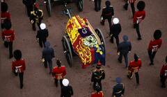  «Английский юмор уместен везде, в том числе и на похоронах»: как вести себя в траурной обстановке, рассказала социолингвист Елена Маккефри