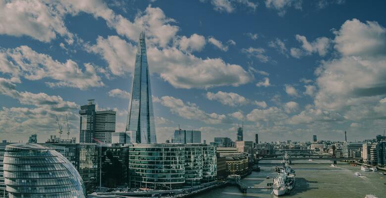 Небоскреб The Shard в окружении других зданий. Фото: pexels.com