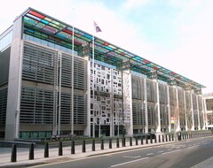 Никакой роскоши: МВД Великобритании запретило просителям убежища покупать меха и цветы