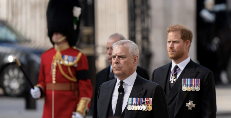 Принц Эндрю и принц Гарри на похоронах королевы Елизаветы II, 2022 год. Фото: depositphotos.com