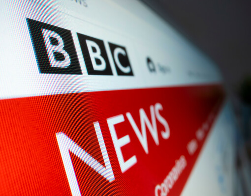 Двое топ-менеджеров Би-би-си объявили об отставке после обвинений в манипуляции с речью Дональда Трампа