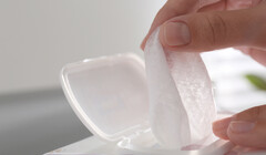 Опасный пластик: в Англии запретят продажу влажных салфеток