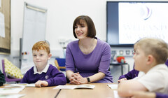 Как спички: активисты призывают предотвратить выгорание учителей английских школ