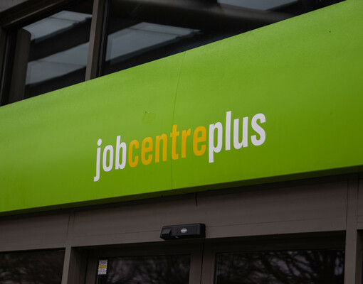 Кнут и пряник: молодым британцам грозят лишением пособий, если они откажутся от предложений по трудоустройству