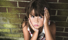 Школьные обеды, соцвыплаты и жилье: как британское правительство планирует победить детскую бедность?