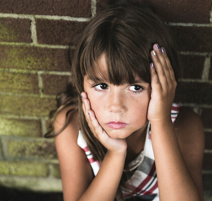 Школьные обеды, соцвыплаты и жилье: как британское правительство планирует победить детскую бедность?