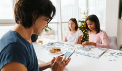 Рождественский детокс: родителей в Англии призвали отказаться от телефонов в праздничные дни