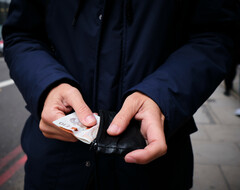 Финансовое похмелье: половина британских работников осталась без денег после праздников