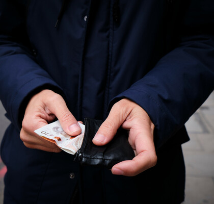 Финансовое похмелье: половина британских работников осталась без денег после праздников