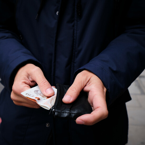 Финансовое похмелье: половина британских работников осталась без денег после праздников