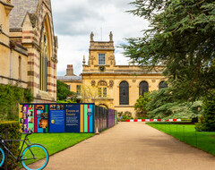 Нет — индивидуальности, да — инклюзии: Оксфорд заменит внутренние вступительные экзамены стандартизированными тестами