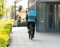 Невидимый фастфуд: кто на самом деле готовит заказы в сервисах доставки?