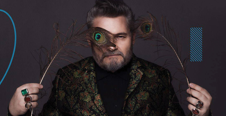 «Англичанки исторически не самые гламурные женщины»: интервью с историком моды Александром Васильевым