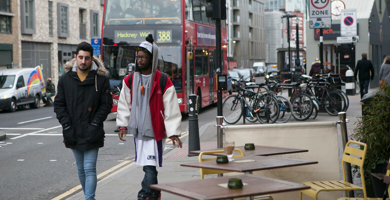 Миграция или колонизация: как британский миллиардер подогрел споры о вкладе приезжих в экономику