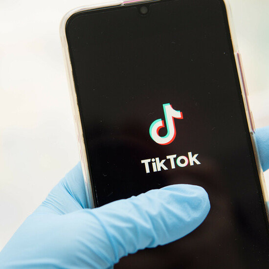 Семья из Шотландии полтора года добивалась от врачей диагноза для дочери. Помощь пришла из TikTok