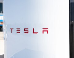 Знакомые лица, новые цели: Tesla стала поставщиком электроэнергии в Великобритании