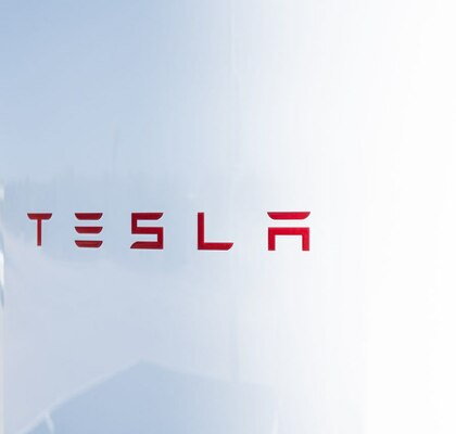 Знакомые лица, новые цели: Tesla стала поставщиком электроэнергии в Великобритании