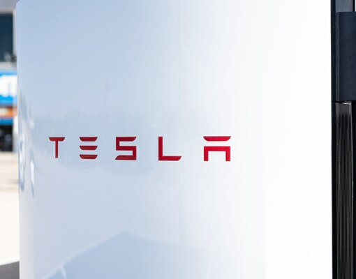 Знакомые лица, новые цели: Tesla стала поставщиком электроэнергии в Великобритании