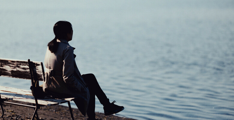 Чат-боты, удаленная работа, соцсети: что является причиной эпидемии одиночества среди молодых людей?