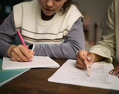 Итоги экзаменов A-level в 2026 году: результаты улучшились, но разрыв между регионами растет