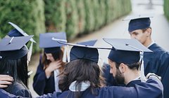 Двух зайцев одним чеком: пожилые британцы вкладываются в образование внуков