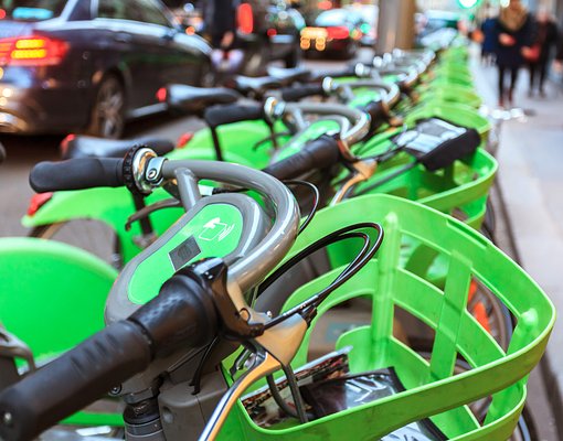 Зеленый друг селебрити: велосипеды Lime захватили дороги и умы в Англии