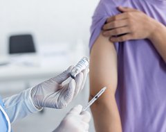 В Англии началась зимняя вакцинация от гриппа и коронавируса 