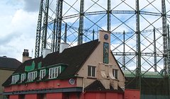 В Лондоне лендлорд начал сносить дом, пока жилец спал внутри. Пострадавший подал иск на 100 тысяч фунтов