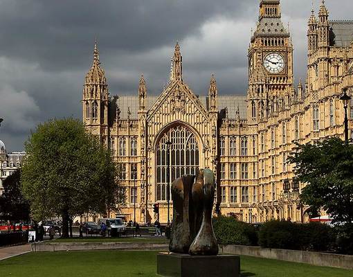 Британских парламентариев просят на выход