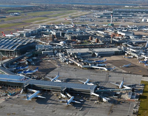 Сотрудники британских аэропортов объявили забастовку на Рождество