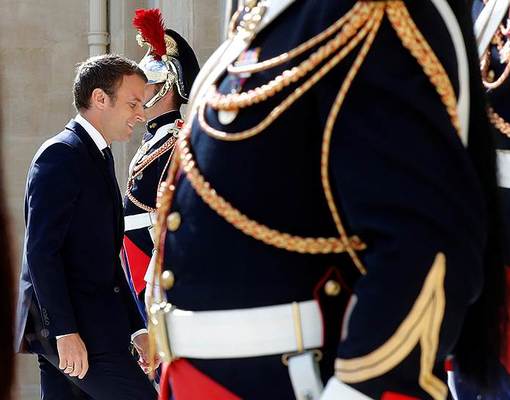 Эмманюэль Макрон берет Францию под контроль