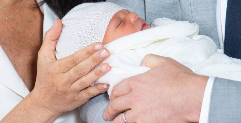 Ведущего Би-би-си уволили за расистский твит о сыне Меган Маркл и принца Гарри 